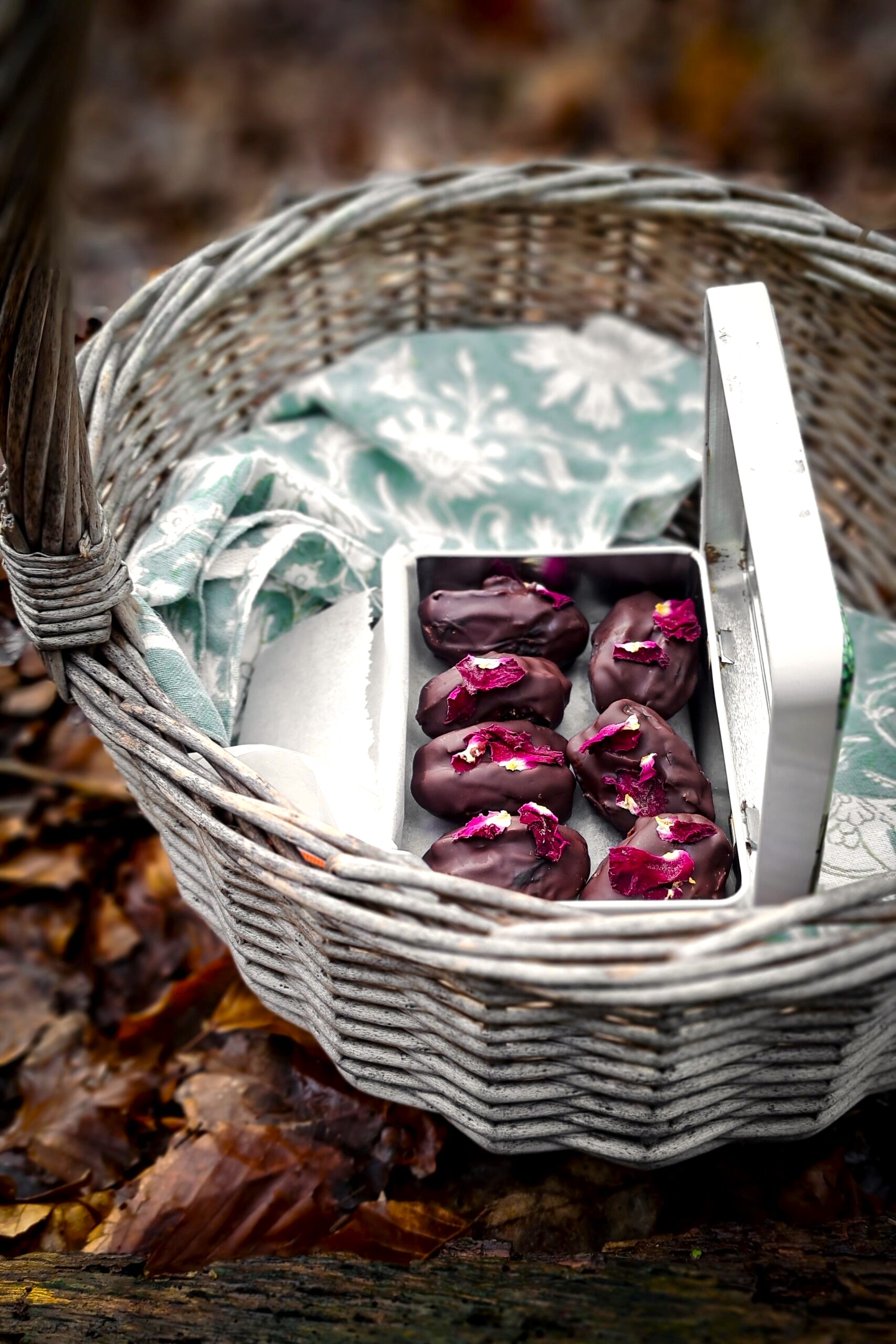 Mand-met-chocoladedadels-copyright-Natascha-Boudewijn-small-scaled